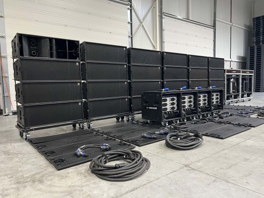 Martin Audio Synco line array: 24x W8LC 12x Lab.Gruppen/XTA