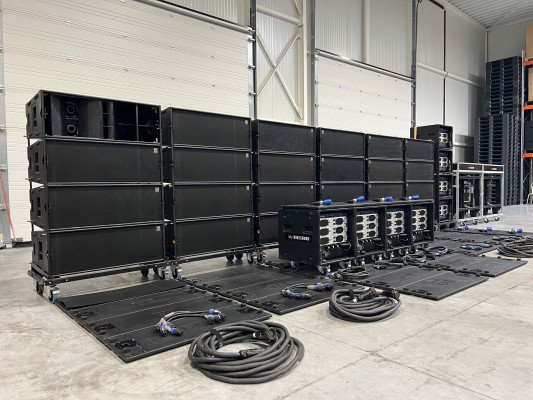 Martin Audio Synco line array: 24x W8LC 20x Lab.Gruppen/XTA